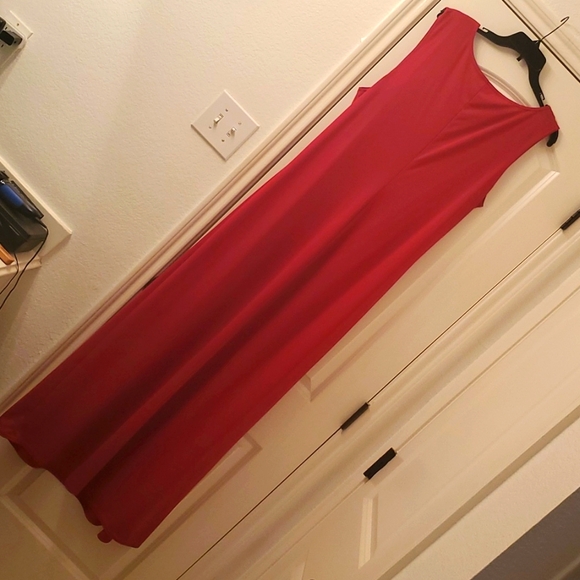 Elegant Red Maxi - Picture 5 of 5